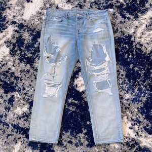 American Eagle Tomgirl Extra Distressed blue jeans